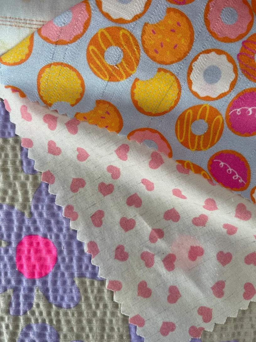 Amostras de tecidos estampados sobrepostas